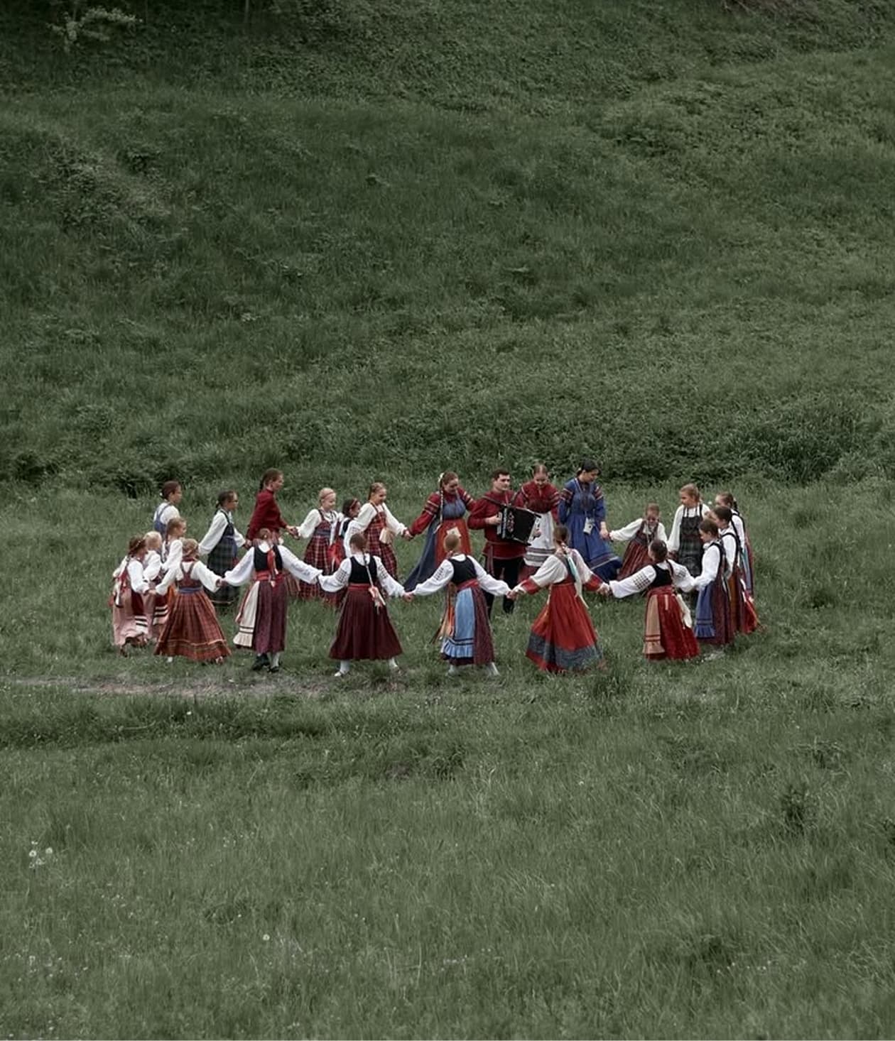 Участники заигрыша танцуют хоровод в поле